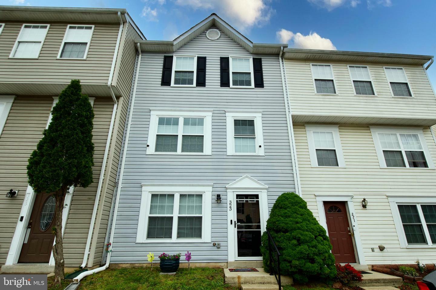 Property Photo: 323 Moseby Court VA 20111