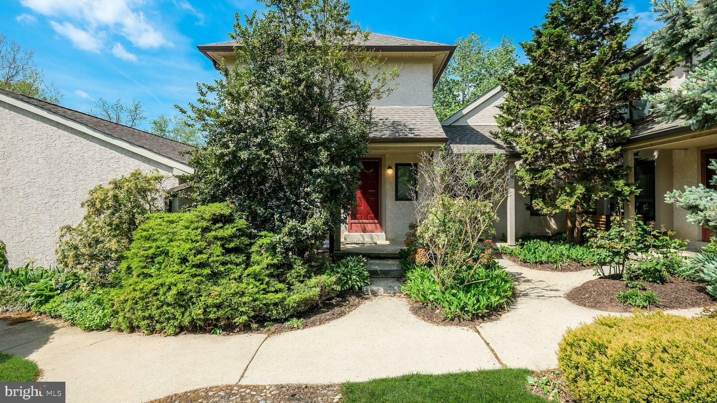 Property Photo: 39 Oakmont Place PA 19063