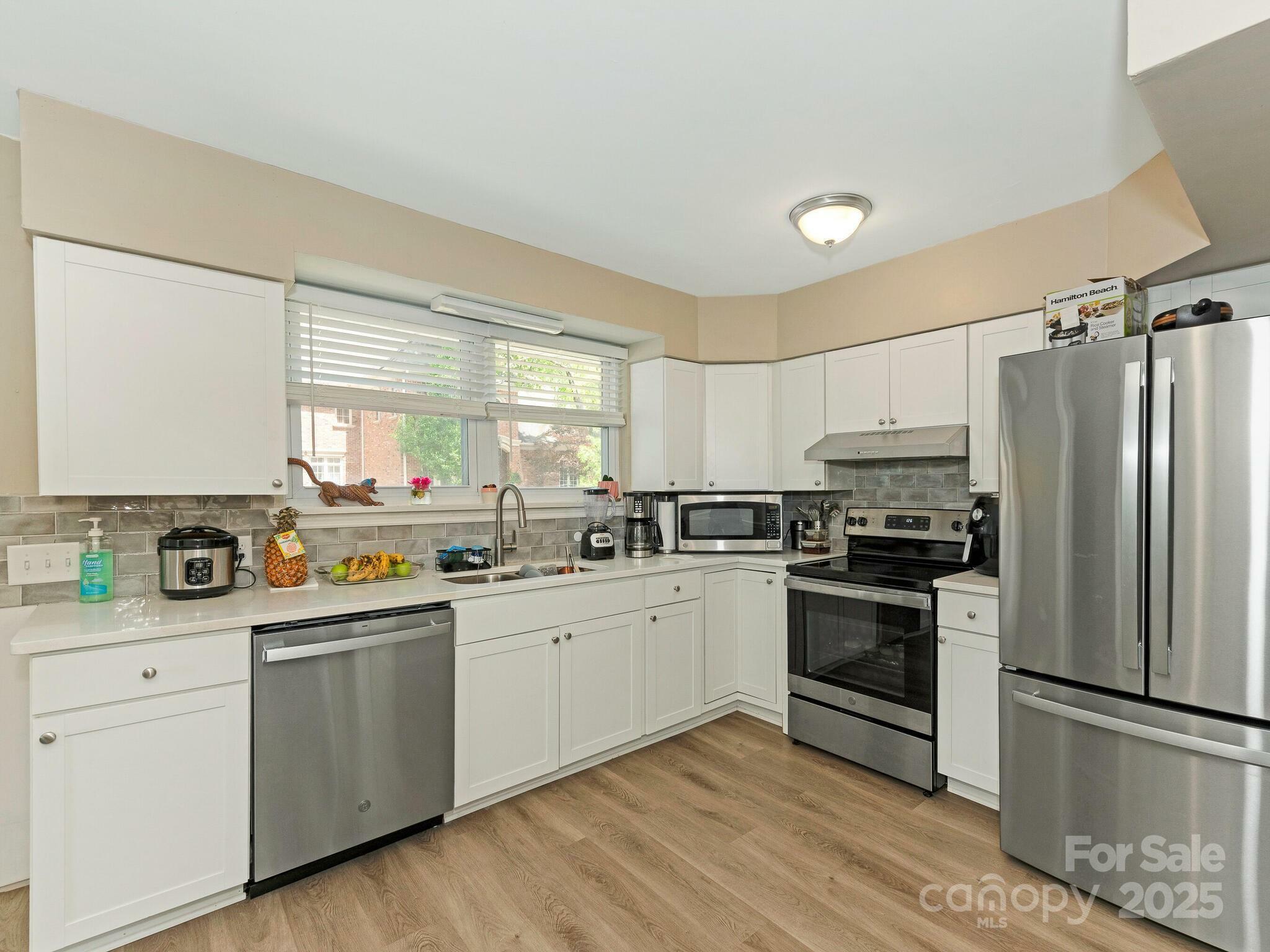 Property Photo: 1301 S Kings Drive NC 28207