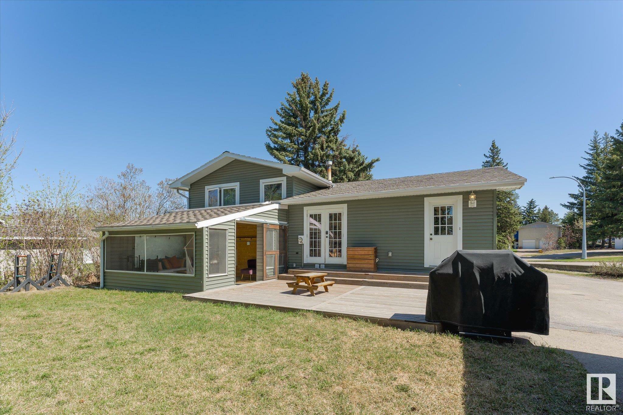 Property Photo: 2 Brebner Place AB T7X 3A2
