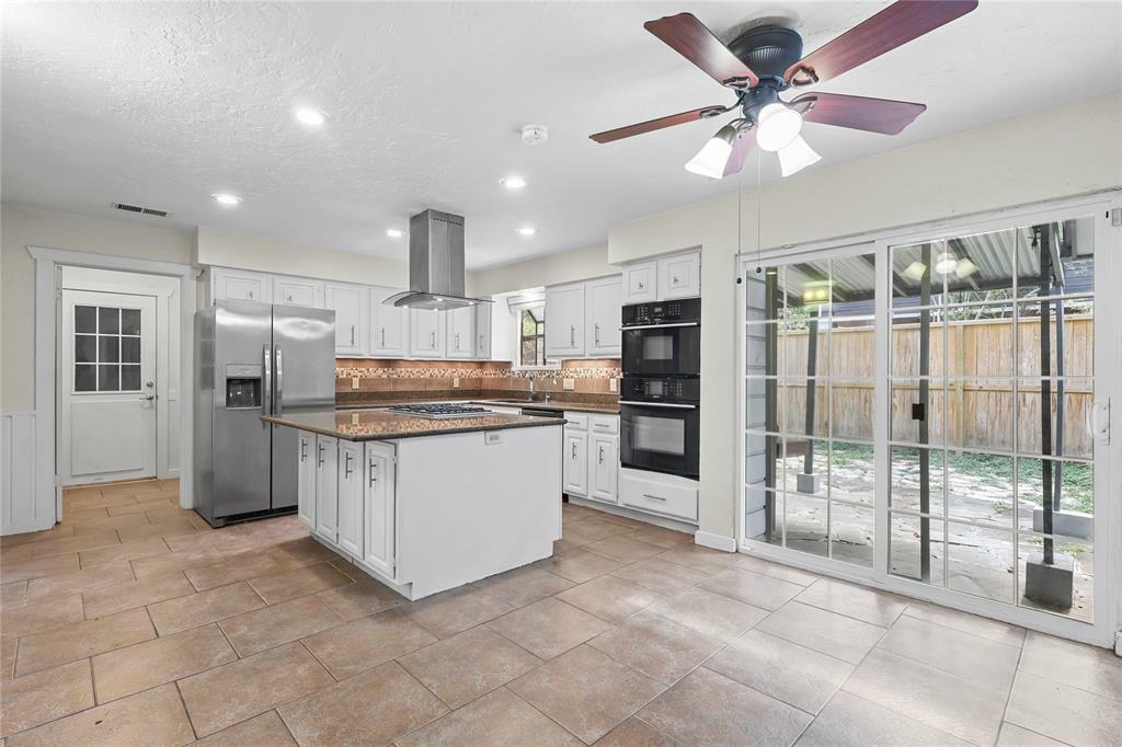 Property Photo: 1035 Wirt Road TX 77055