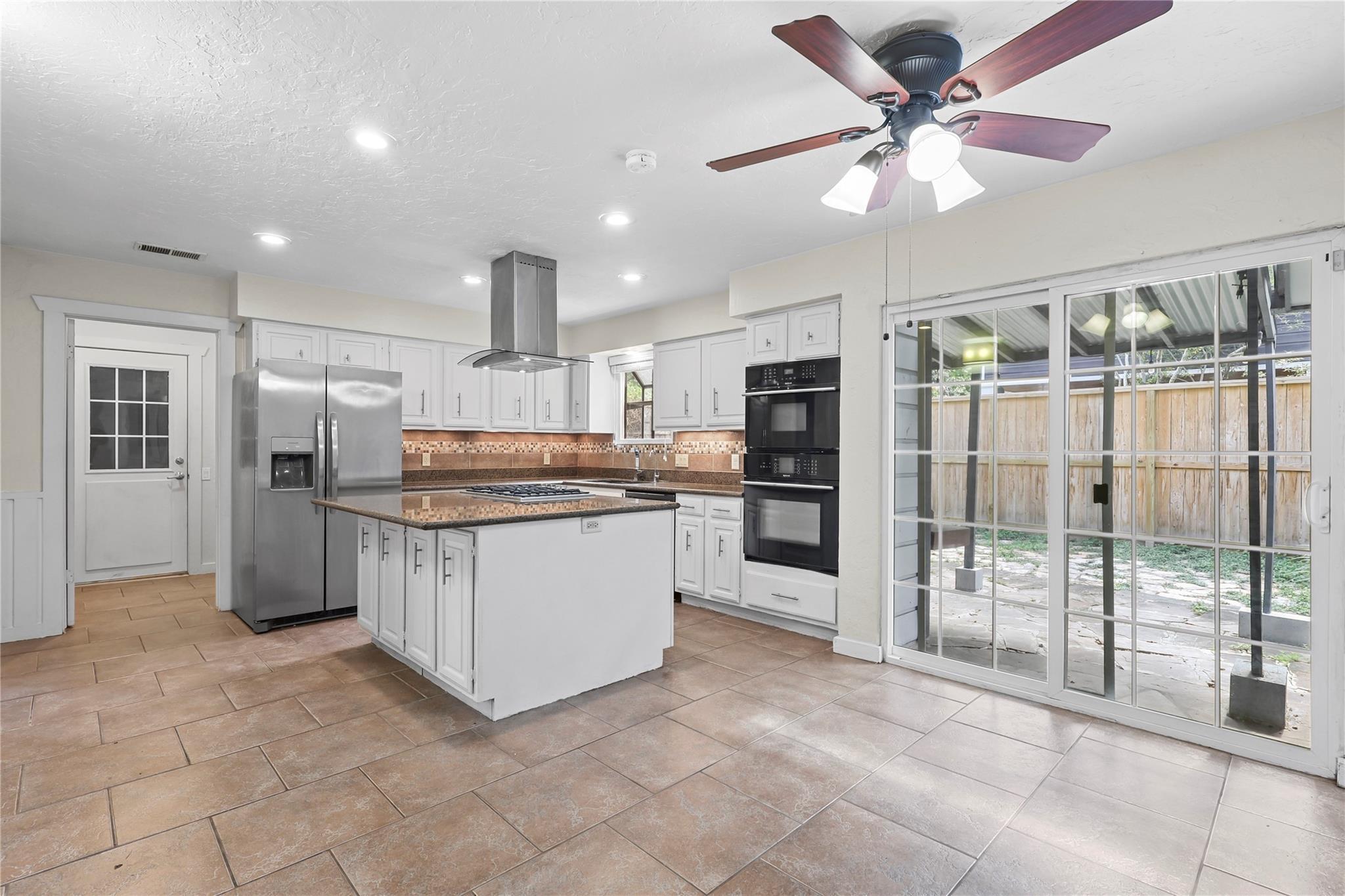 Property Photo: 1035 Wirt Road TX 77055