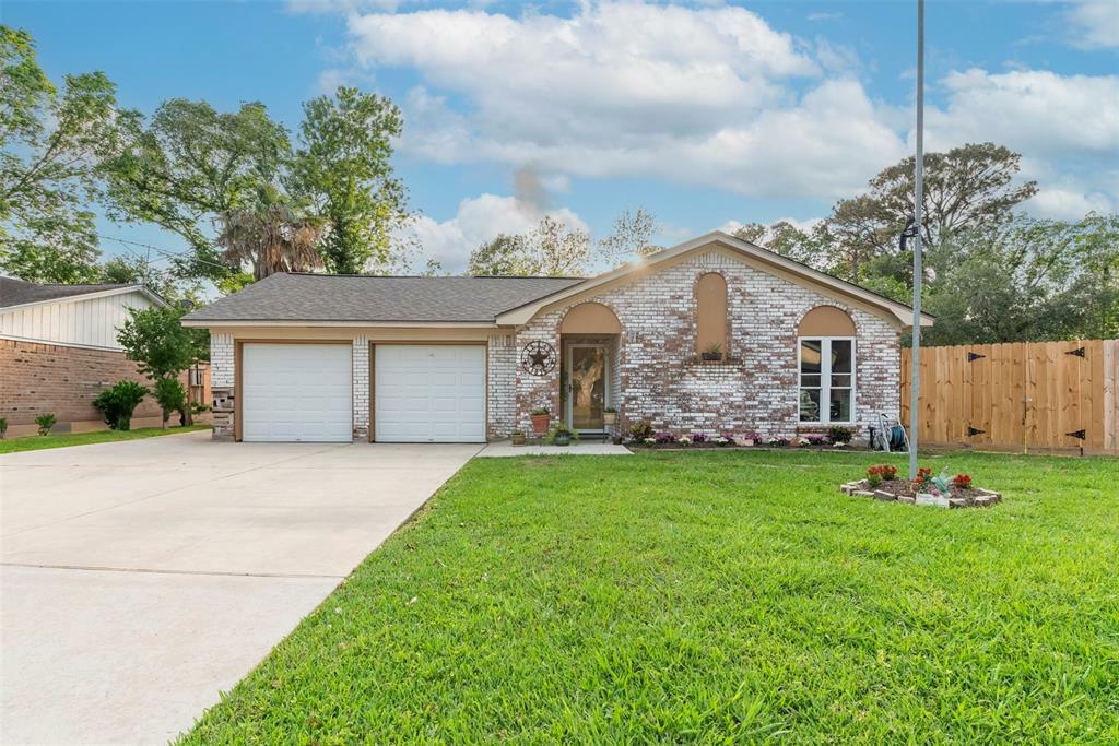 Property Photo: 5308 Tanglebriar Drive TX 77539