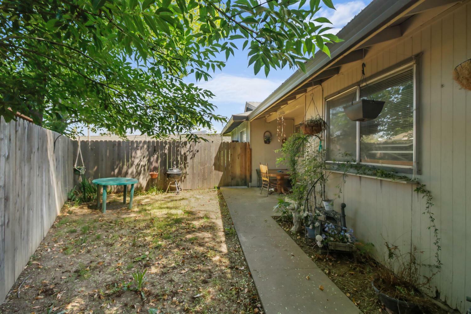 Property Photo: 7303 Berna Way CA 95823