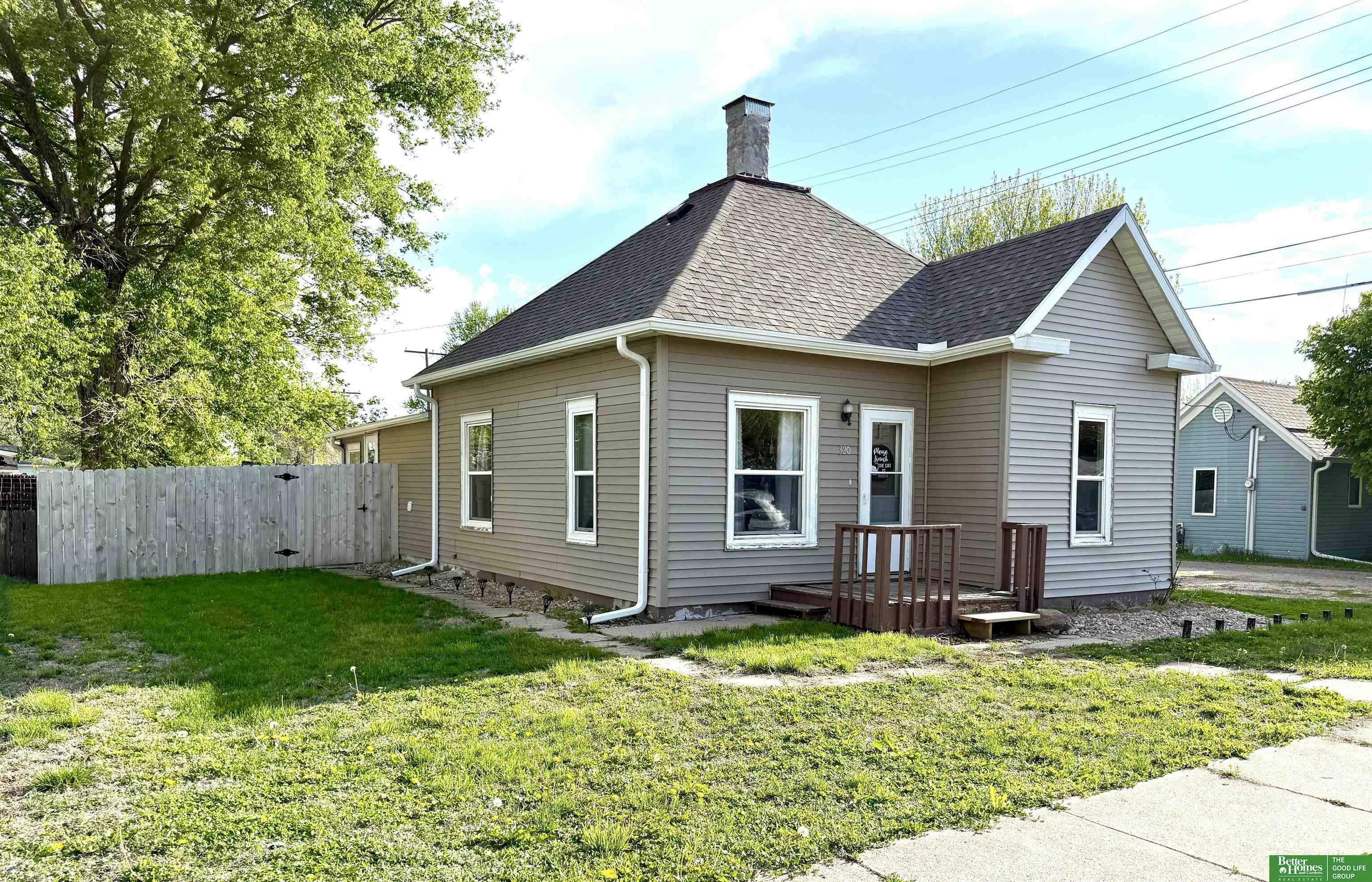 Property Photo: 320 E 4th Street NE 68467