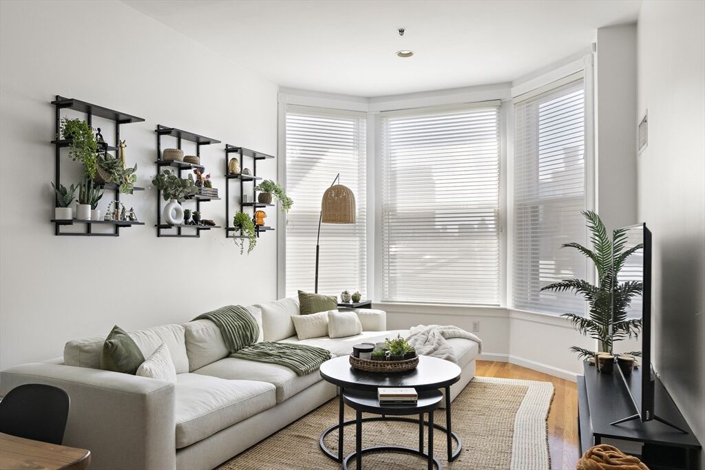 Property Photo:  416 Marlborough St 504  MA 02115 