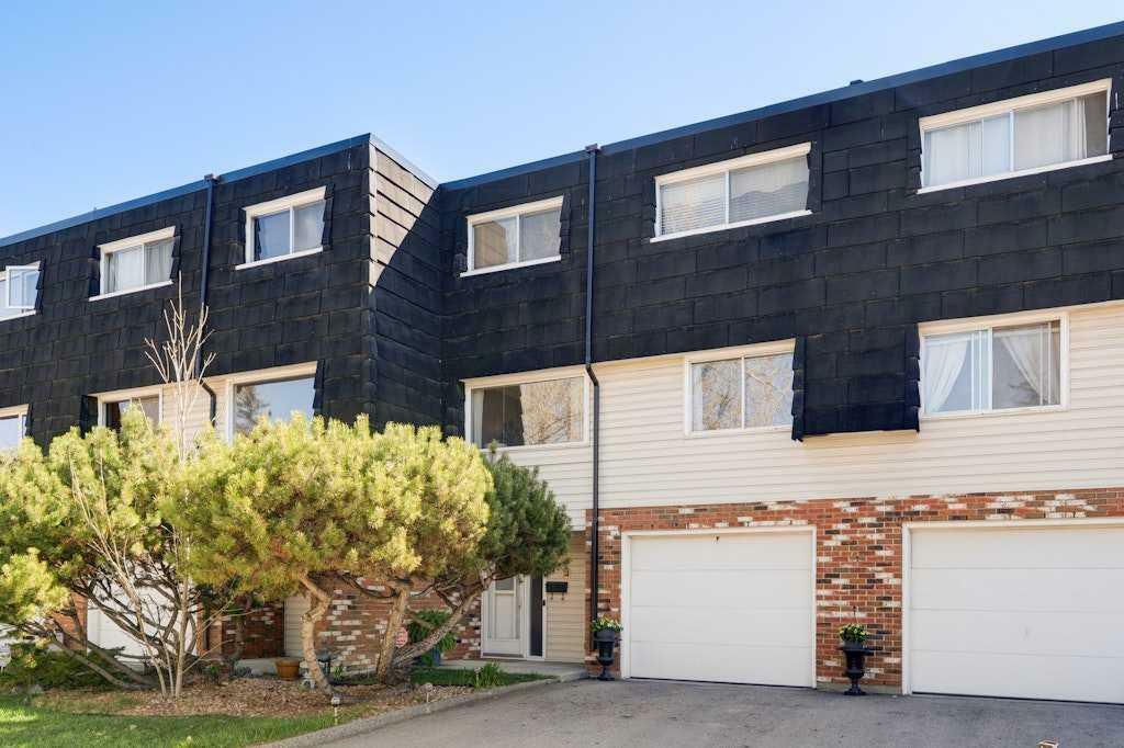 Property Photo: 10714 Braeside Drive SW AB T2W 1C1