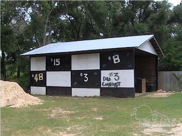 Property Photo: 6450 Maddox Rd FL 32570