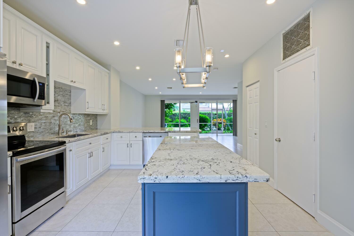 Property Photo: 6817 Via Regina FL 33433