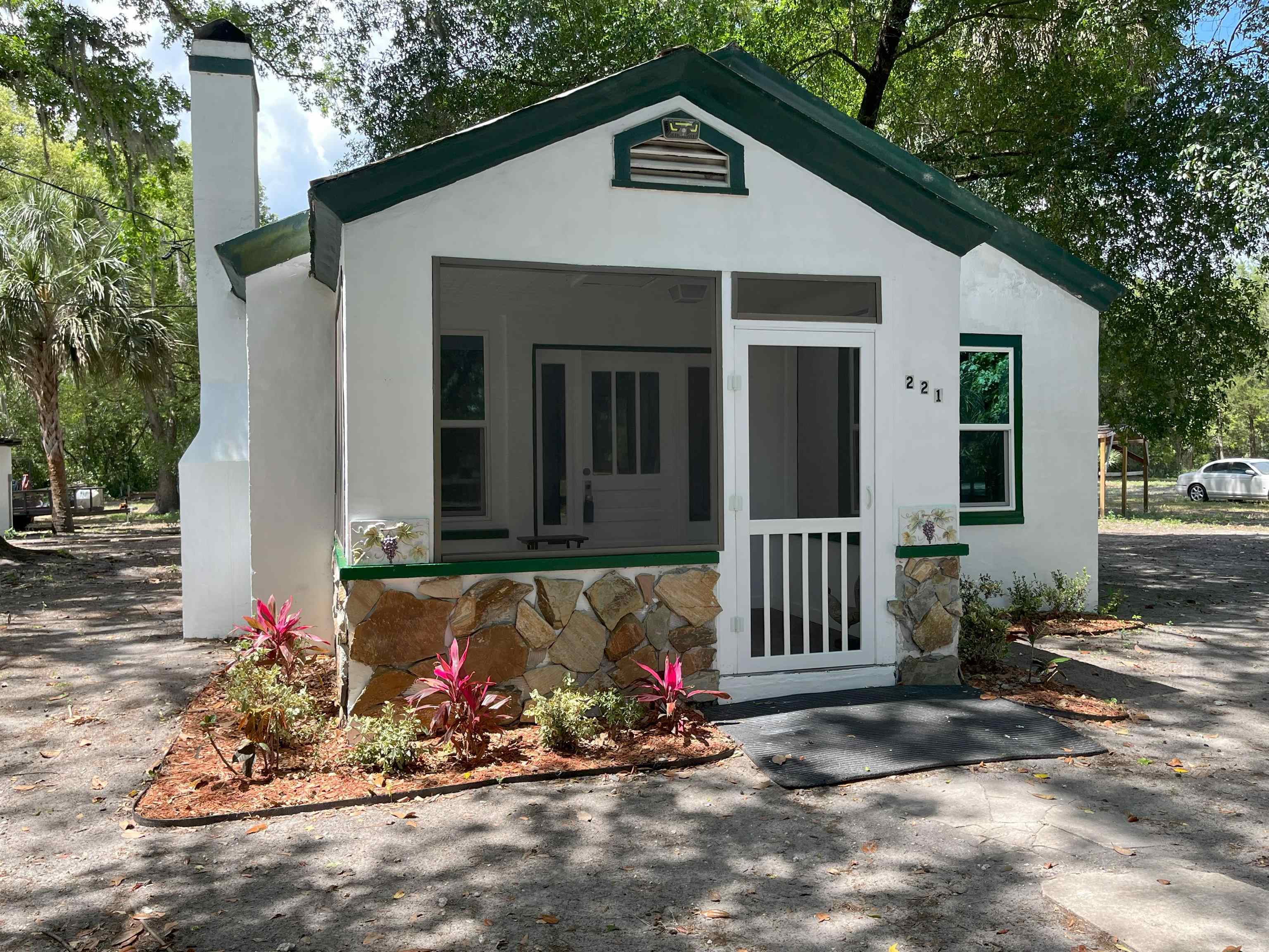 Property Photo: 221 Old Peniel Rd FL 32177