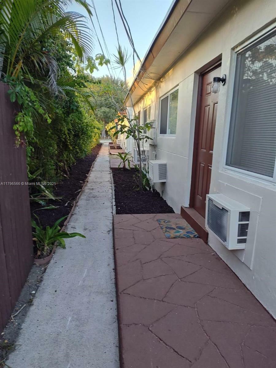 Property Photo: 2246 Fillmore St FL 33020
