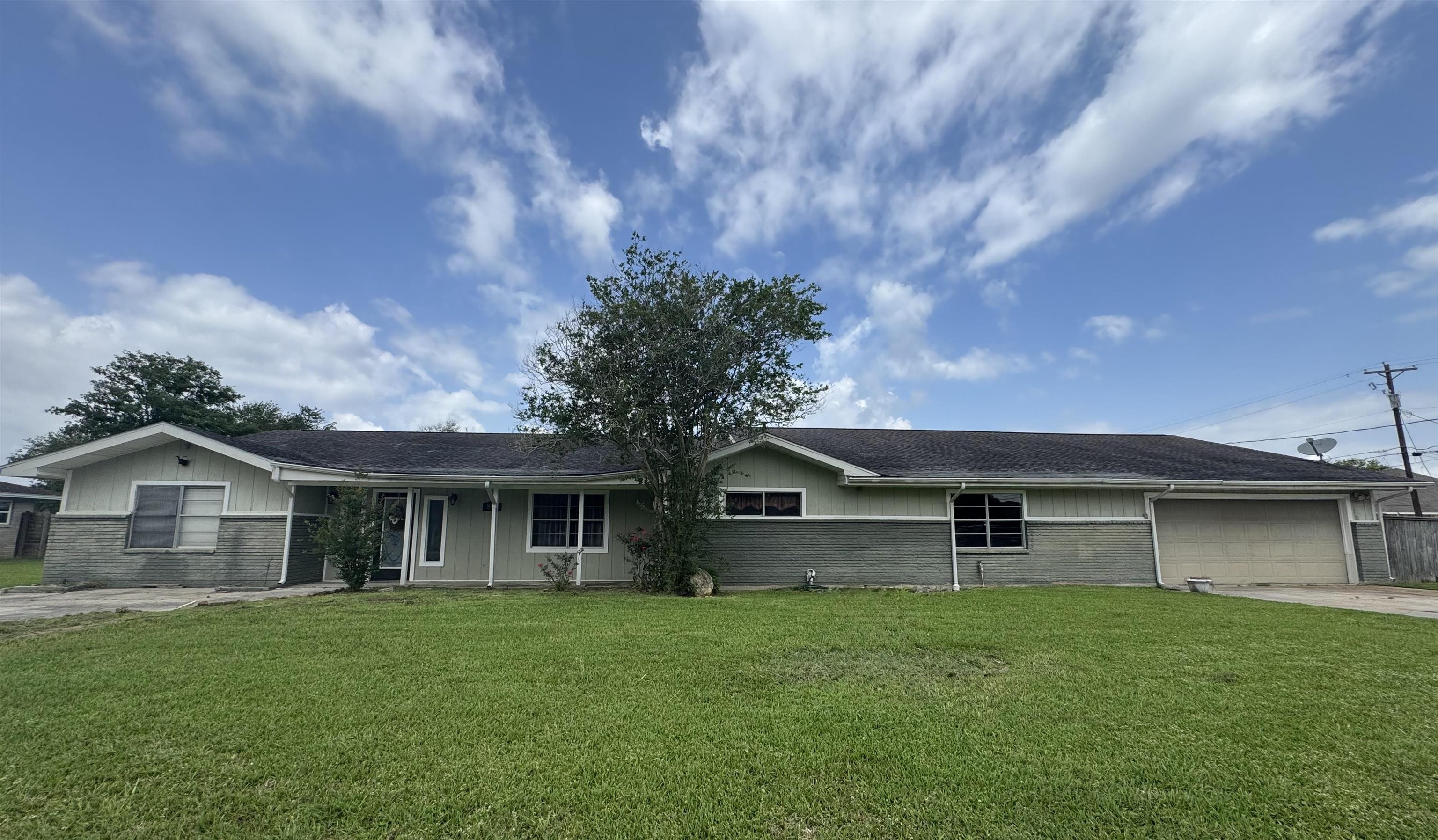 Property Photo: 805 Dugas St TX 77611