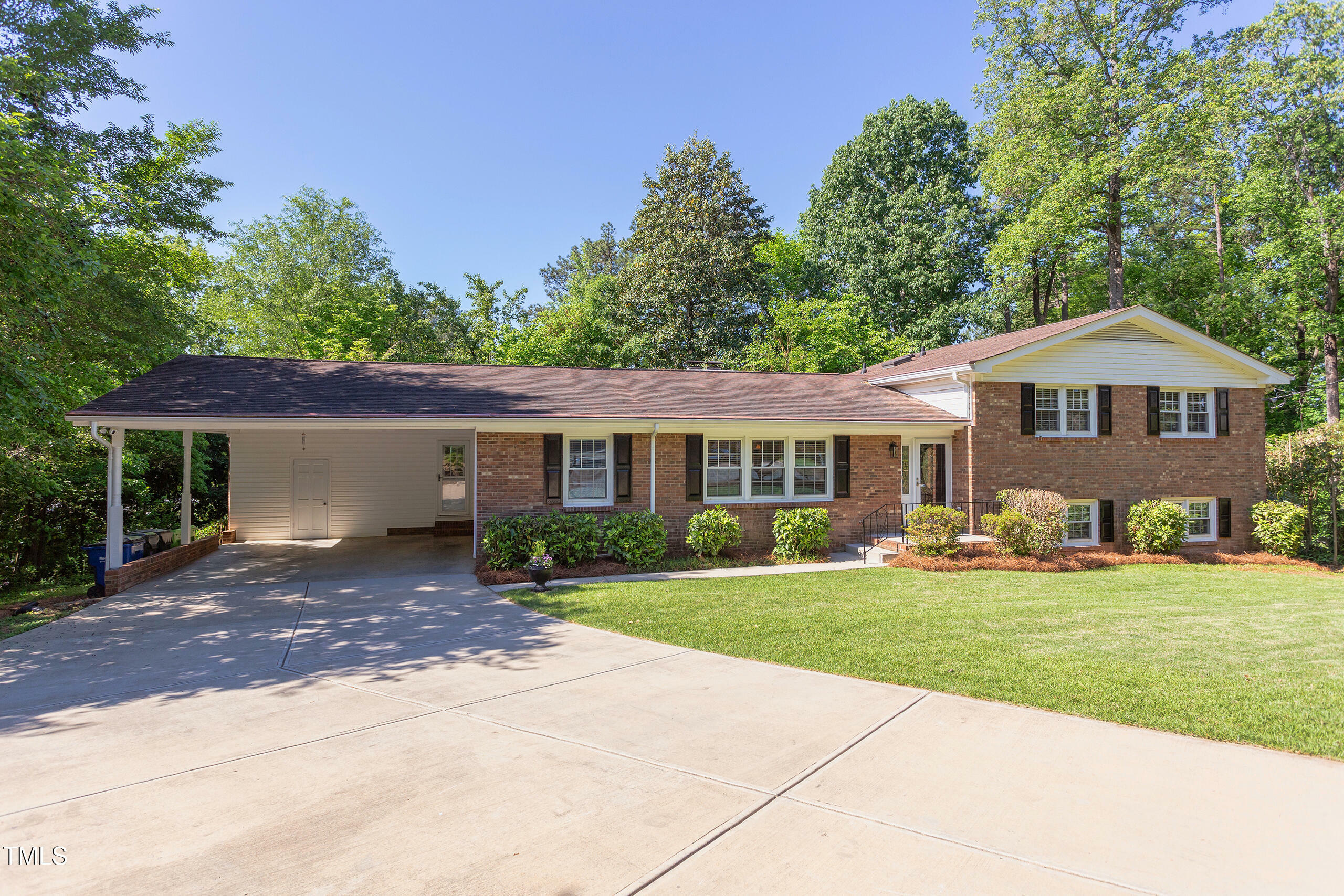 Property Photo: 4300 Edgehill Court NC 27612