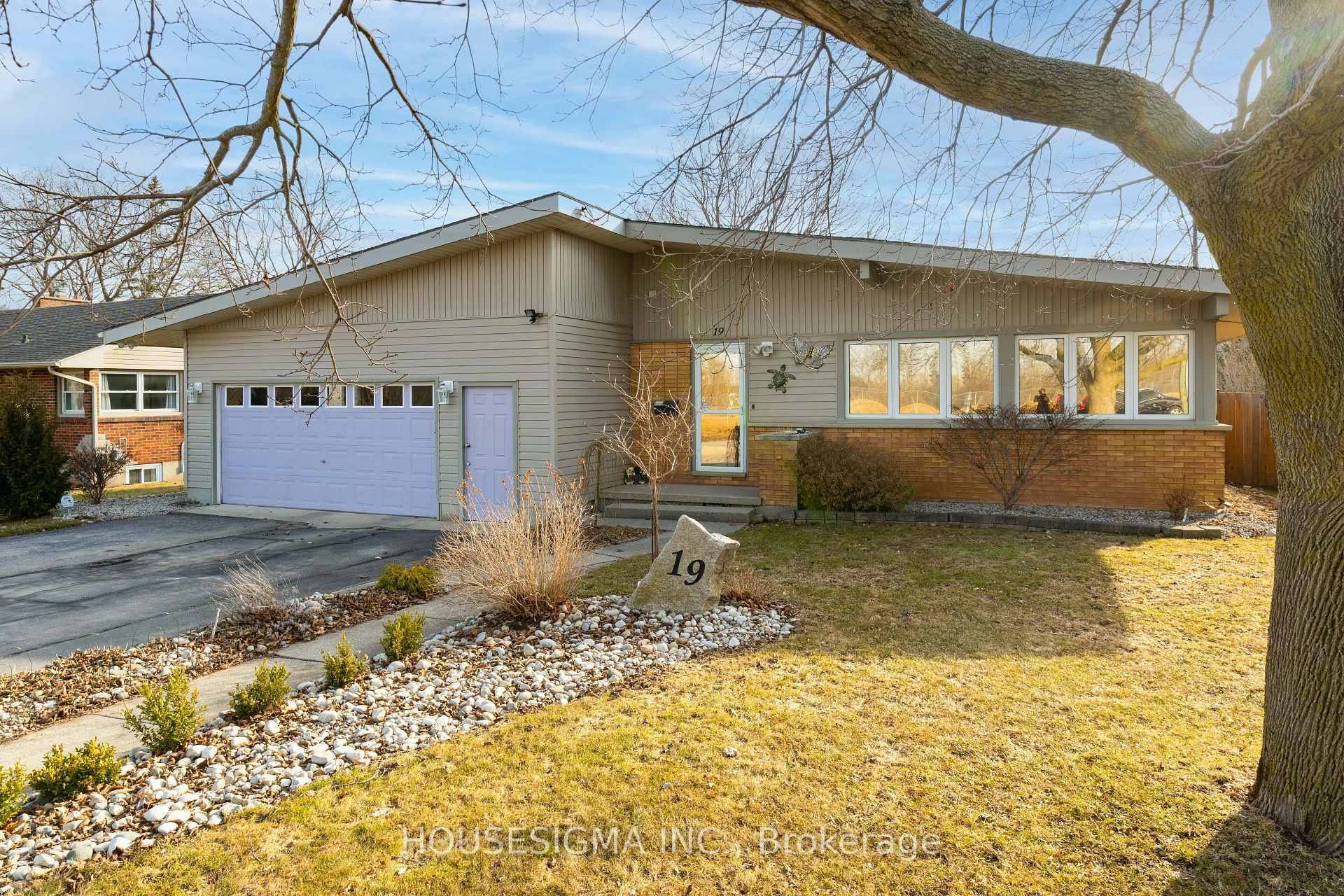 Property Photo: 19 Dalewood Drive ON N5P 3H8