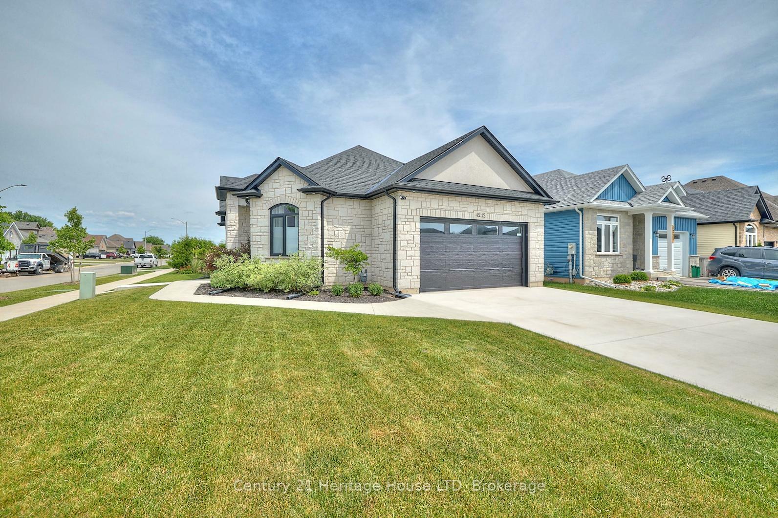 Property Photo: 4242 Village Creek Drive ON L0S 1S0