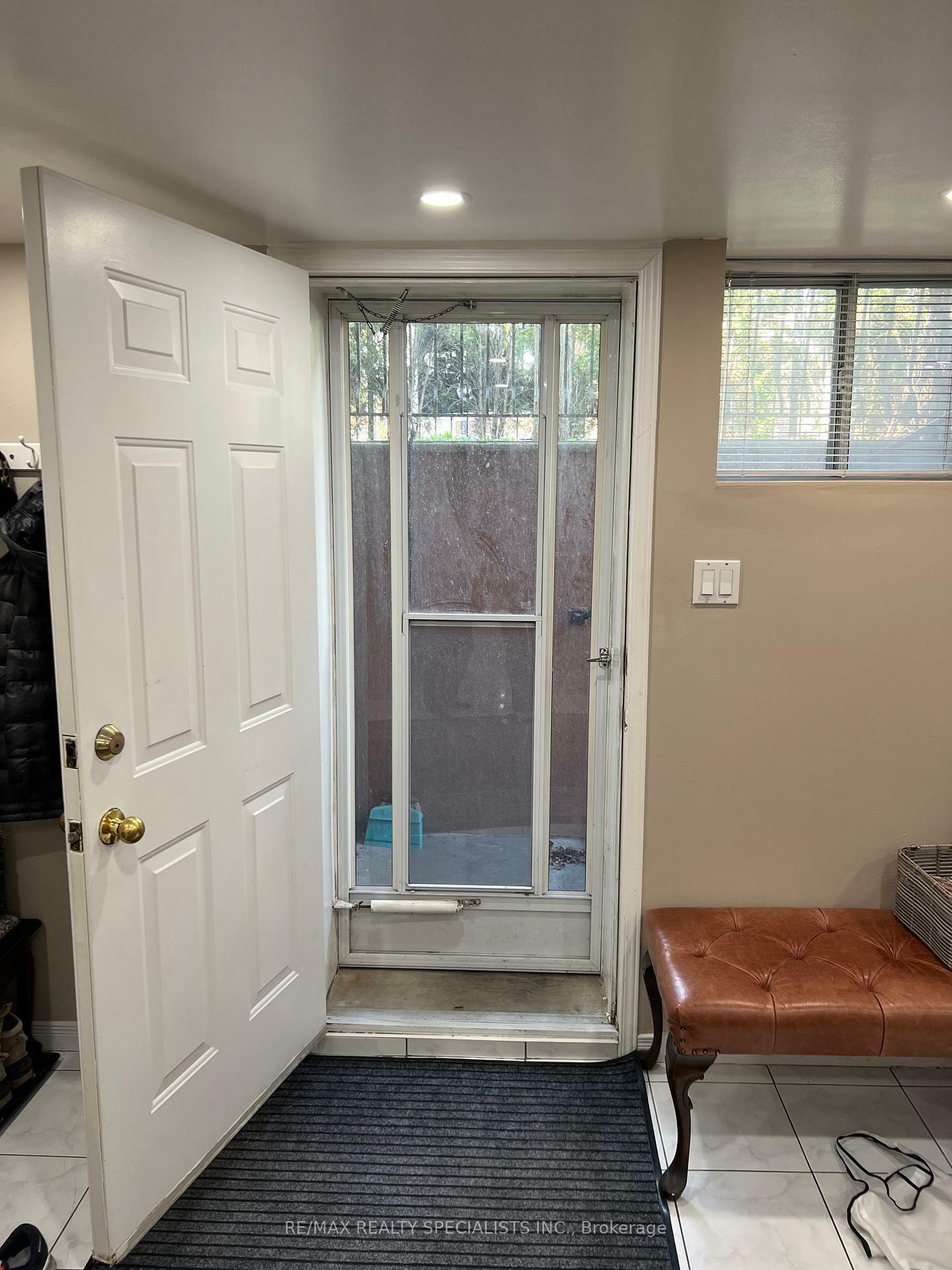 Photo de la propriété: 336 Vaughan Road Bsmnt ON M6C 2N6