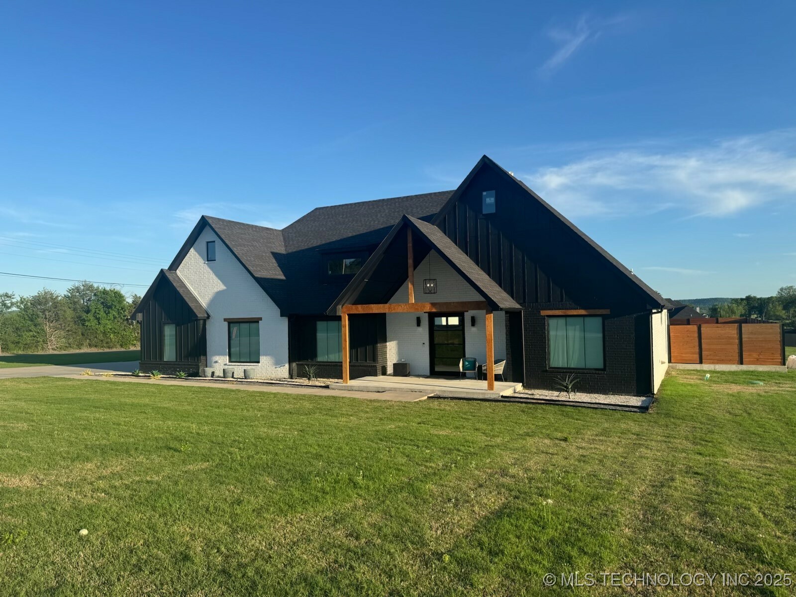 Property Photo: 1583 E Clara Court OK 74434
