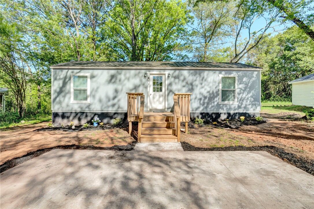 Property Photo: 612 Martha Drive SC 29624