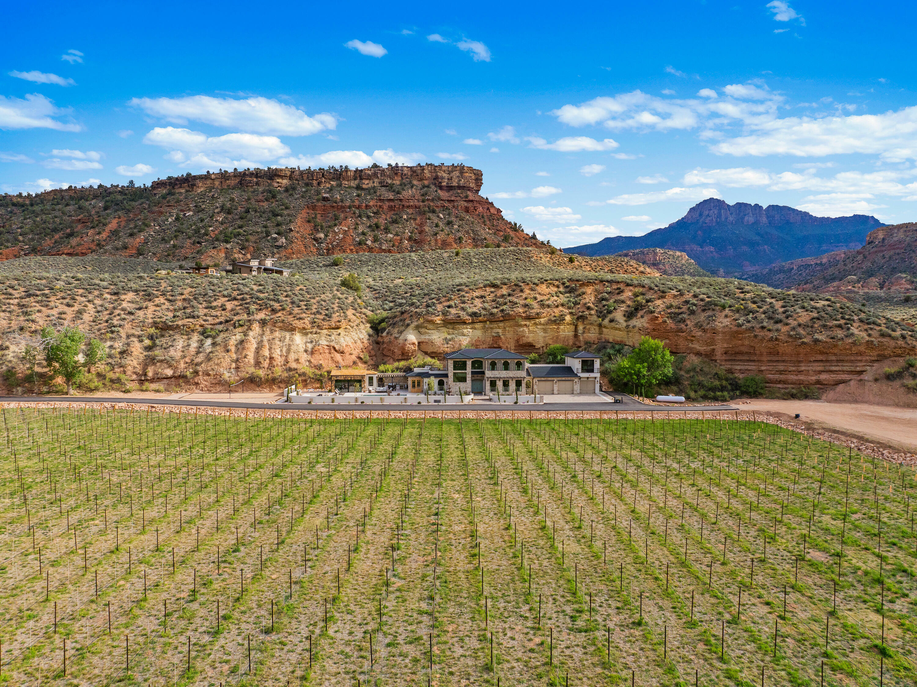 Property Photo: 610 W Vineyard Ln UT 84763