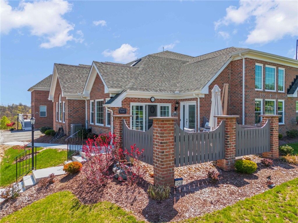 Property Photo:  1548 Parkwood Pointe Drive  PA 15046 