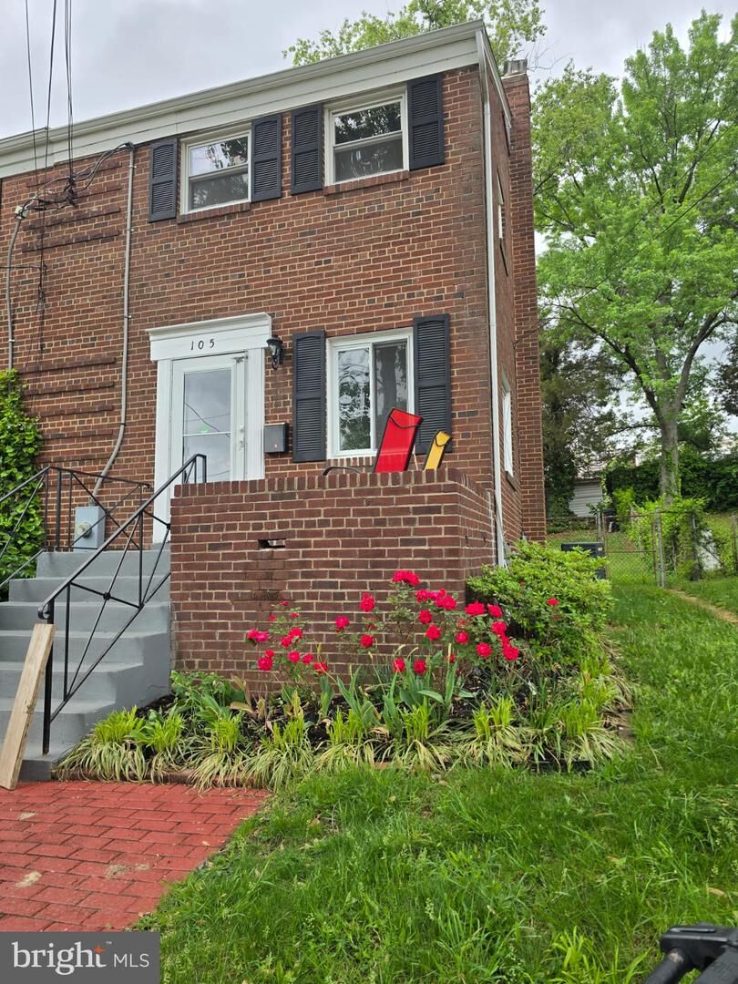 Property Photo:  105 S Iris Street  VA 22304 