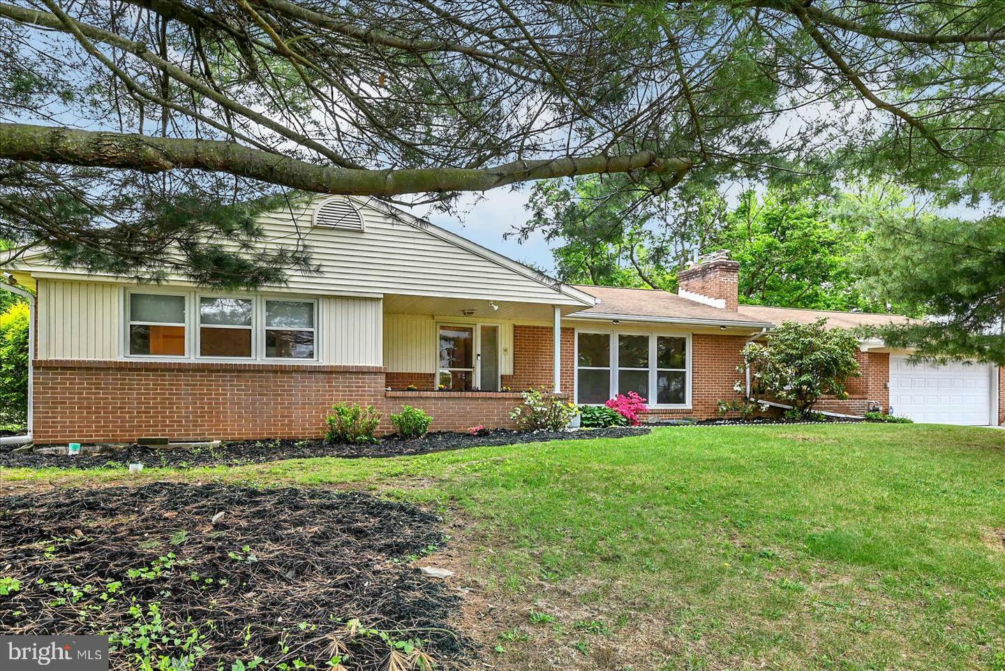 Property Photo: 136 Shelbourne Drive PA 17403