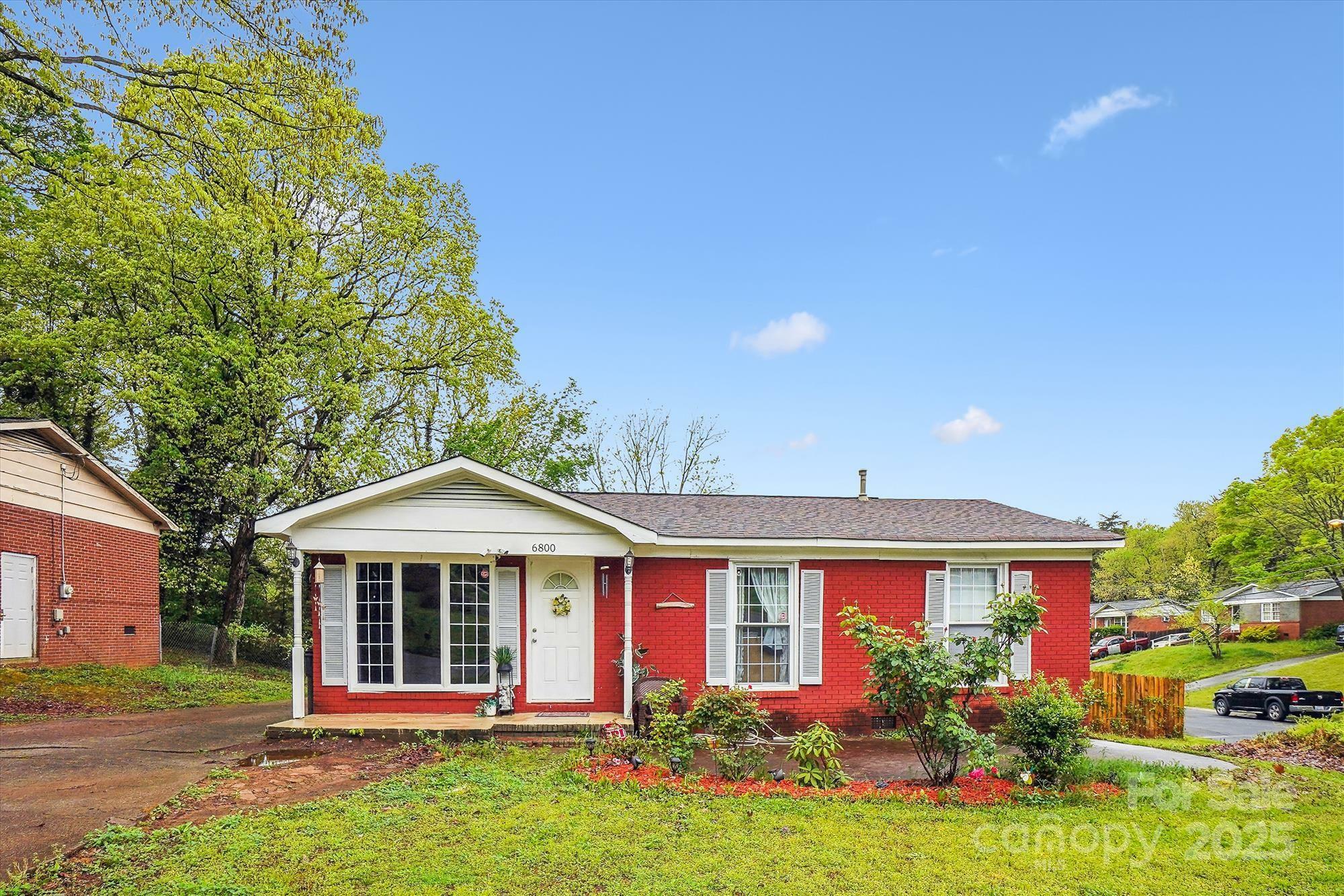 Property Photo: 6800 Deanwood Place NC 28217