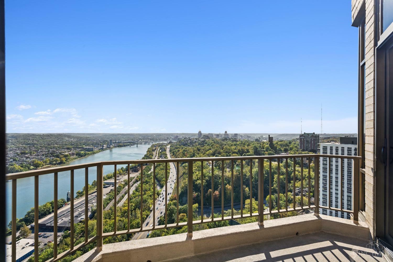 Property Photo: 1201 Edgecliff Place OH 45206