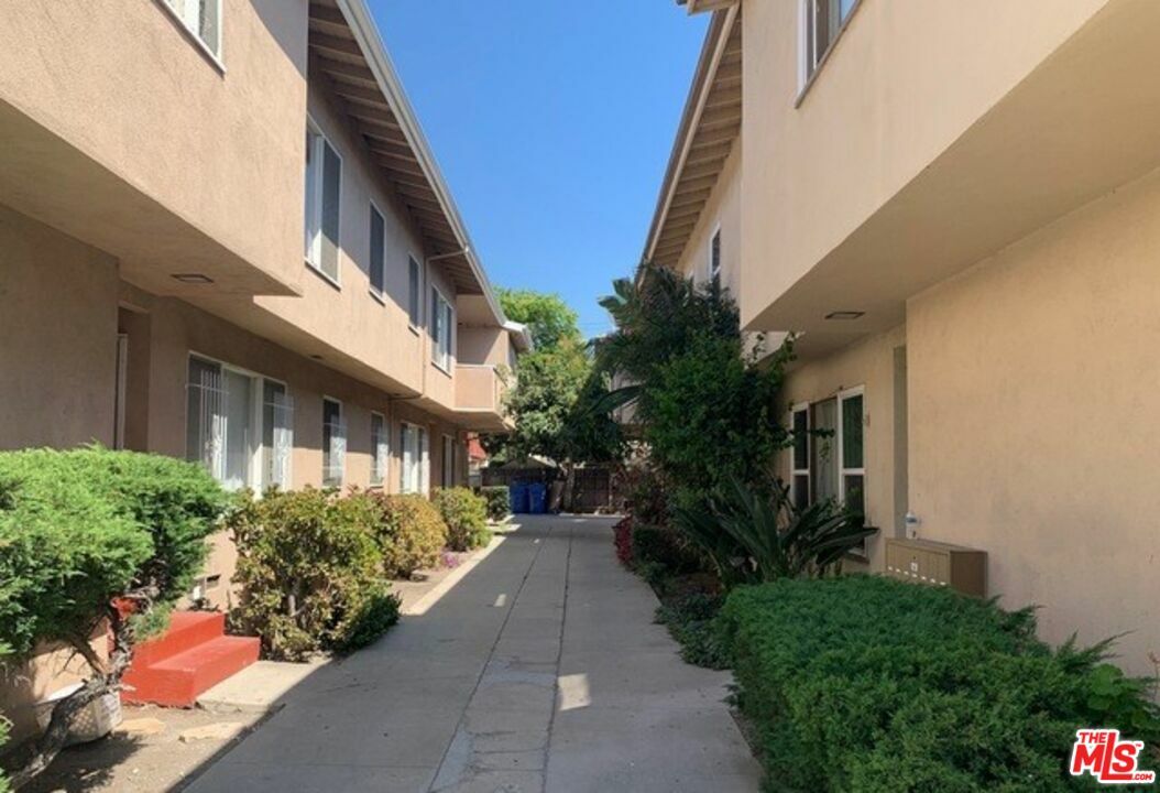 Property Photo: 1114 S Sherbourne Dr CA 90035