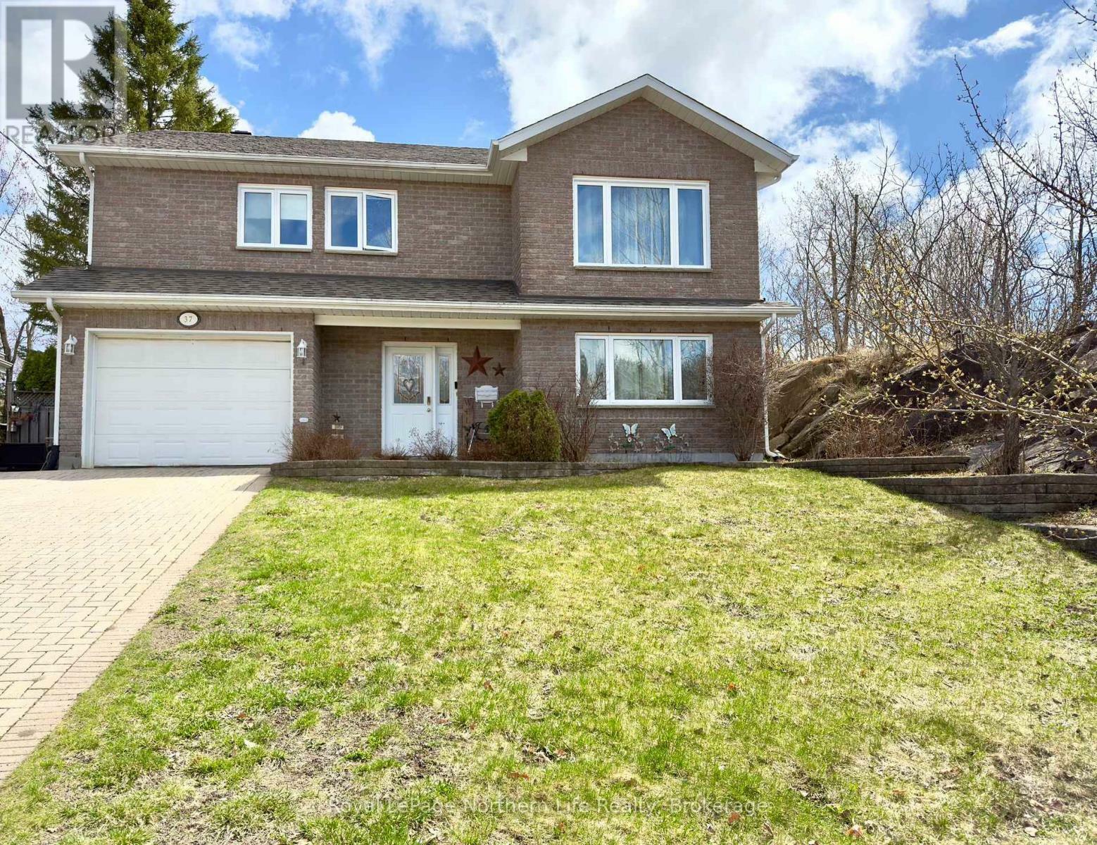 Photo de la propriété: 37 Shallot Crescent North ON P1A 3V7