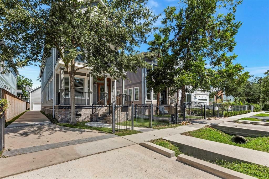 Property Photo: 1905 W 14th Street B TX 77008