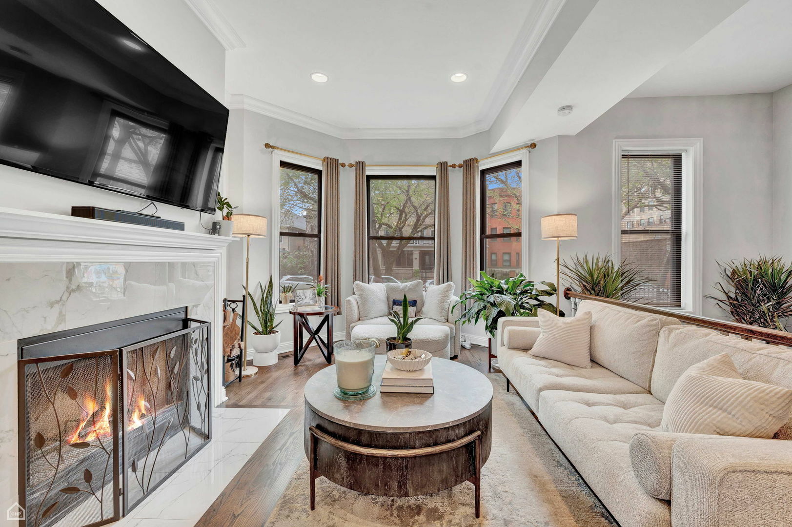 Property Photo: 4741 N Kenmore Avenue 1S IL 60640