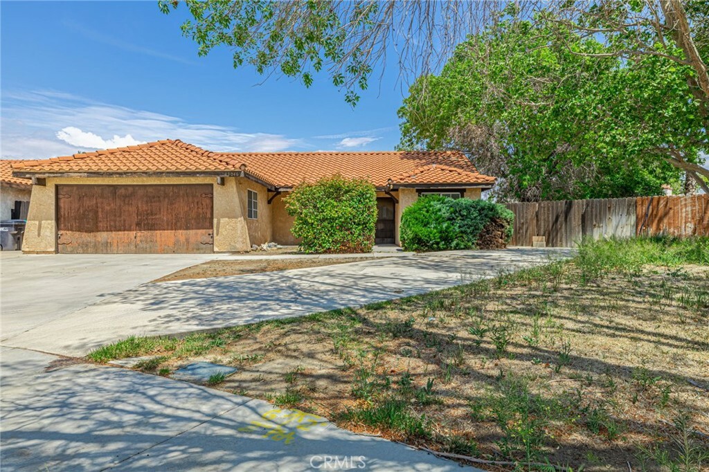 Property Photo: 43046 21st Street W CA 93536