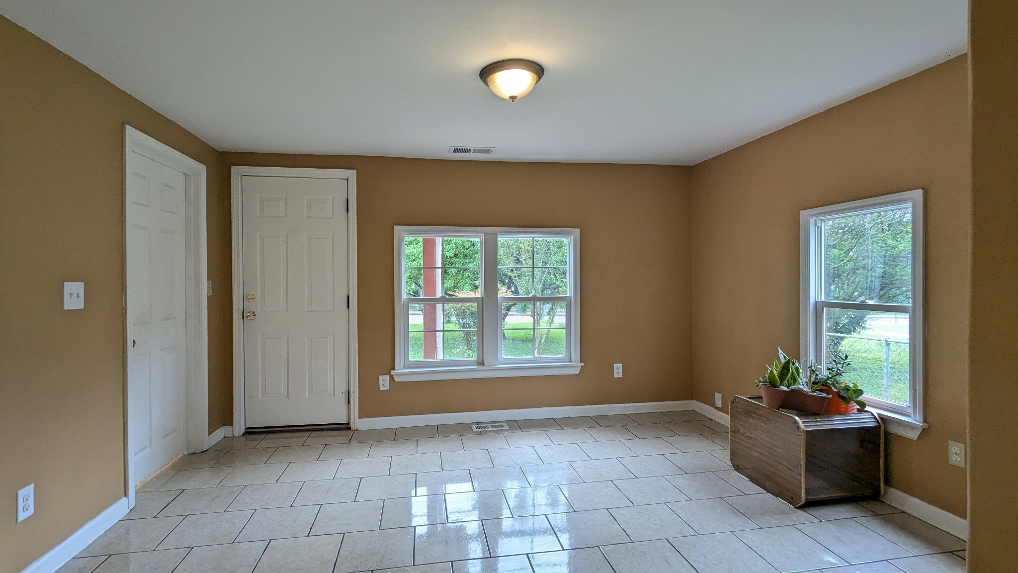 Property Photo: 624 W Eastland St TN 37066