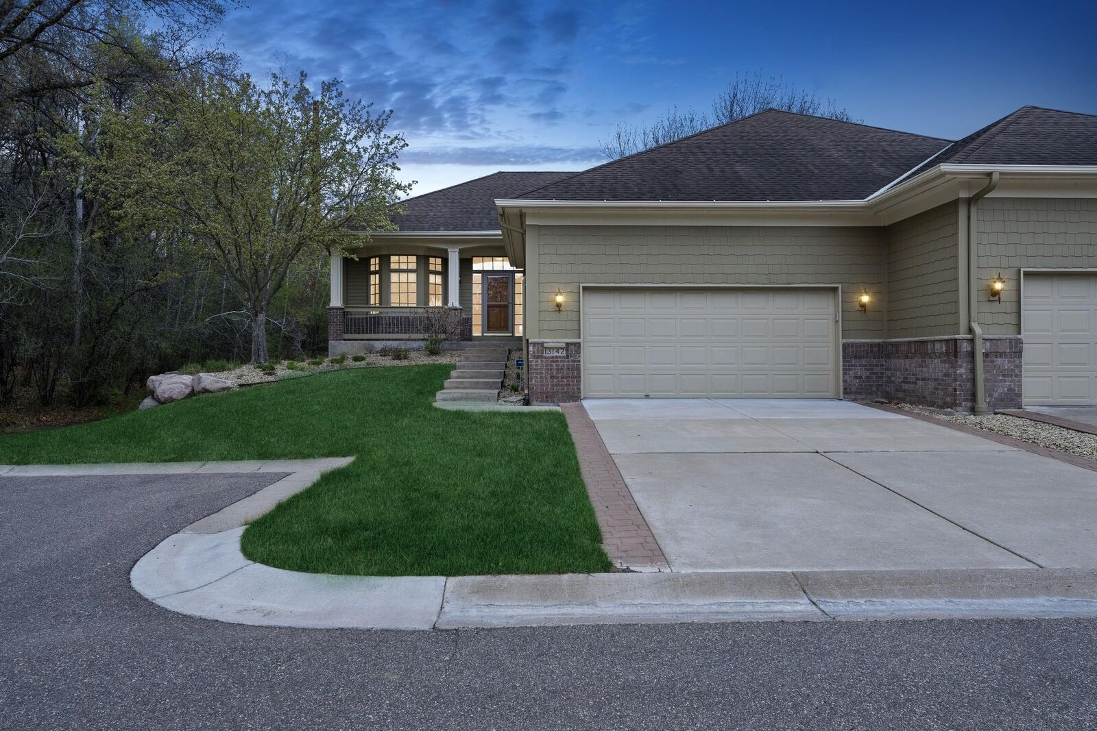 Property Photo:  13142 Evermoor Parkway  MN 55124 
