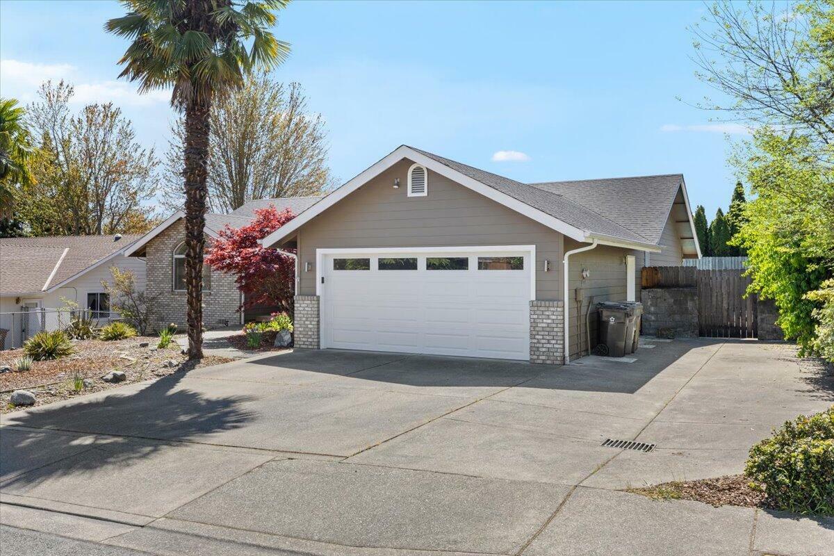 Property Photo: 905 NW Regent Drive OR 97526