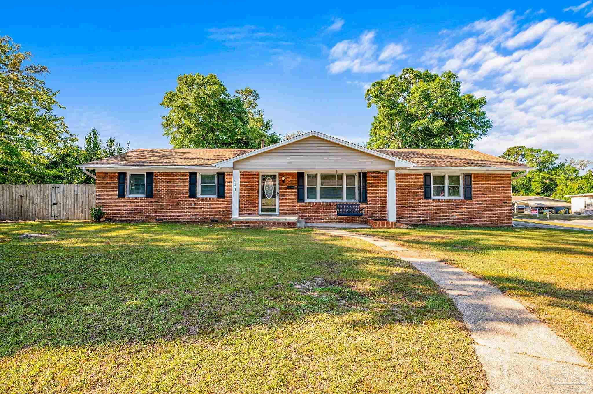 Property Photo: 6308 Mockingbird Ln FL 32570