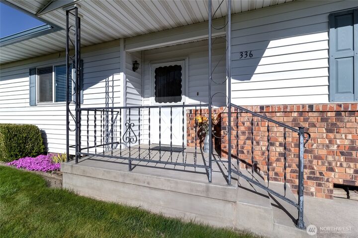 Property Photo:  336 NW Evans Avenue  WA 99362 