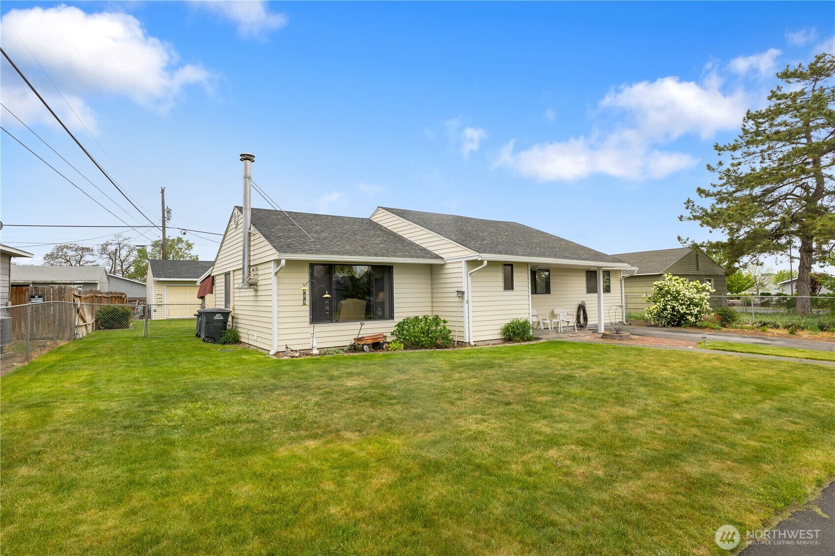 Property Photo: 907 E Cherry WA 98837