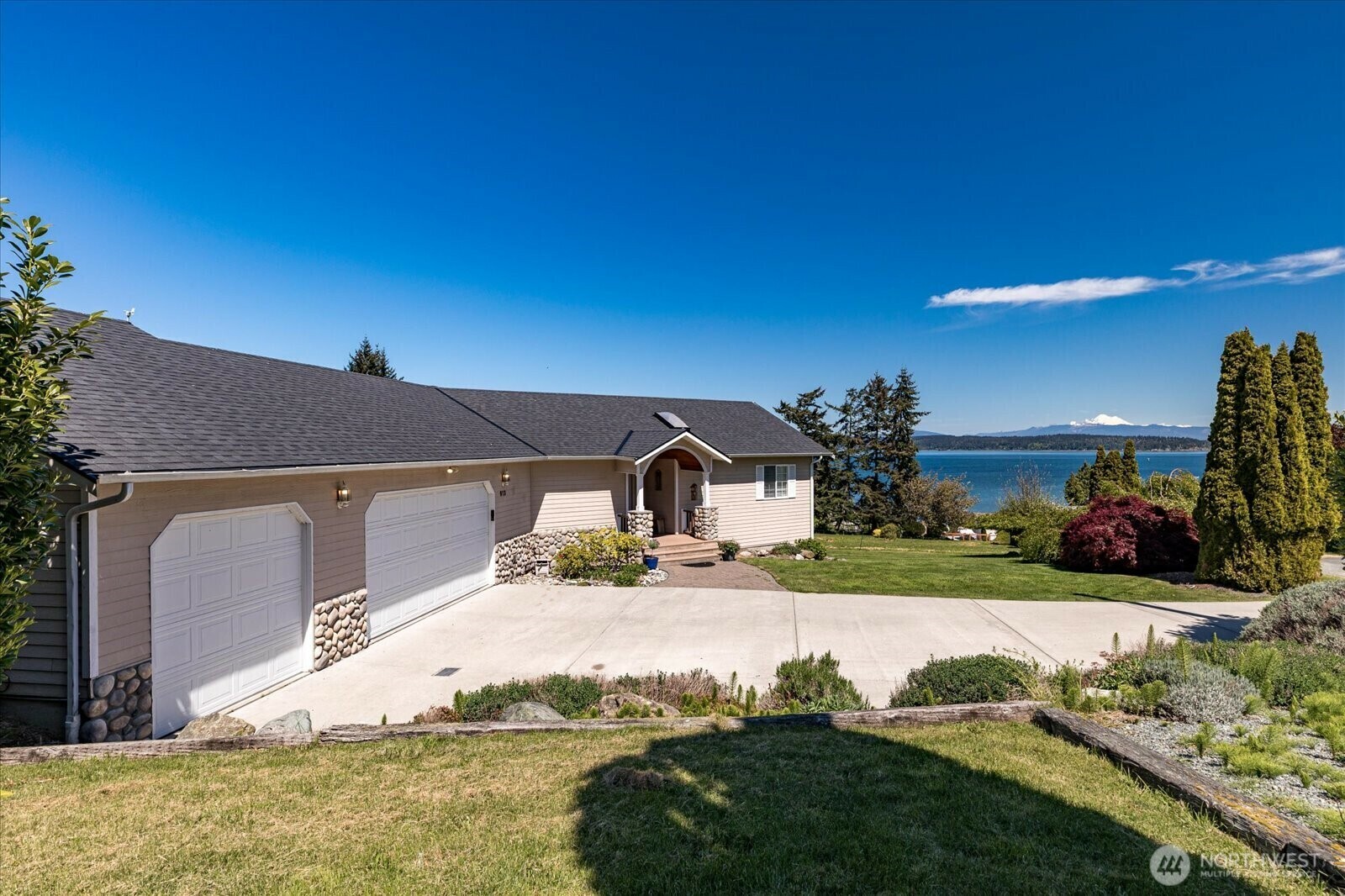 Property Photo: 613 Maplewood Loop WA 98277