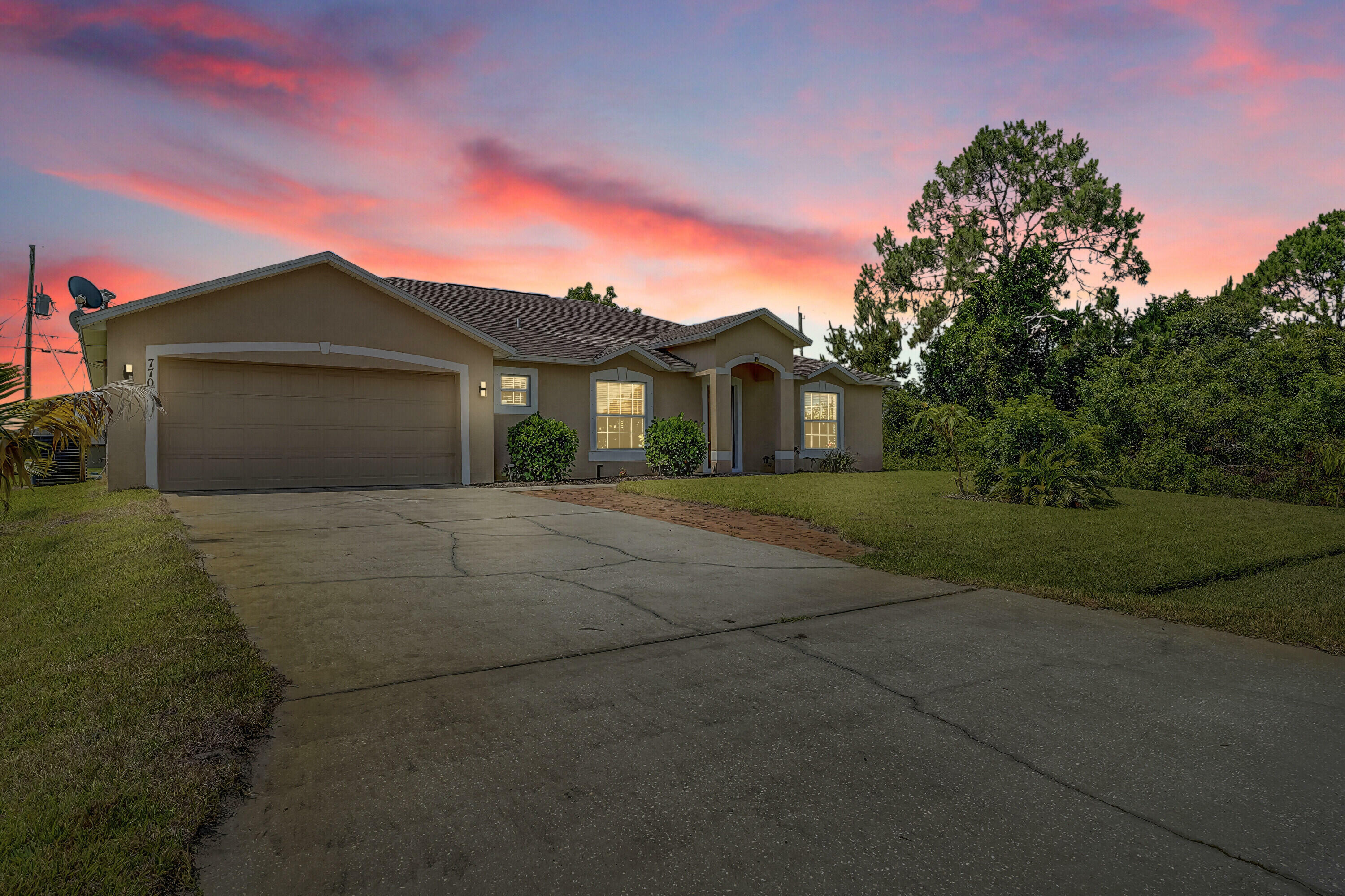Property Photo: 770 SW Hamberland Avenue FL 34953