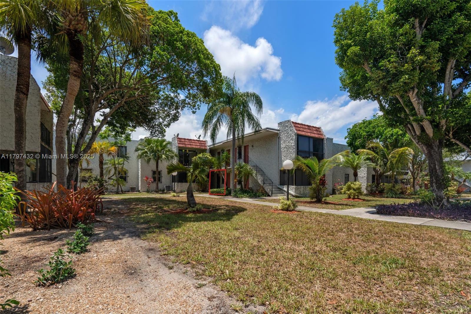 Property Photo: 8701 SW 141st St K1 FL 33176