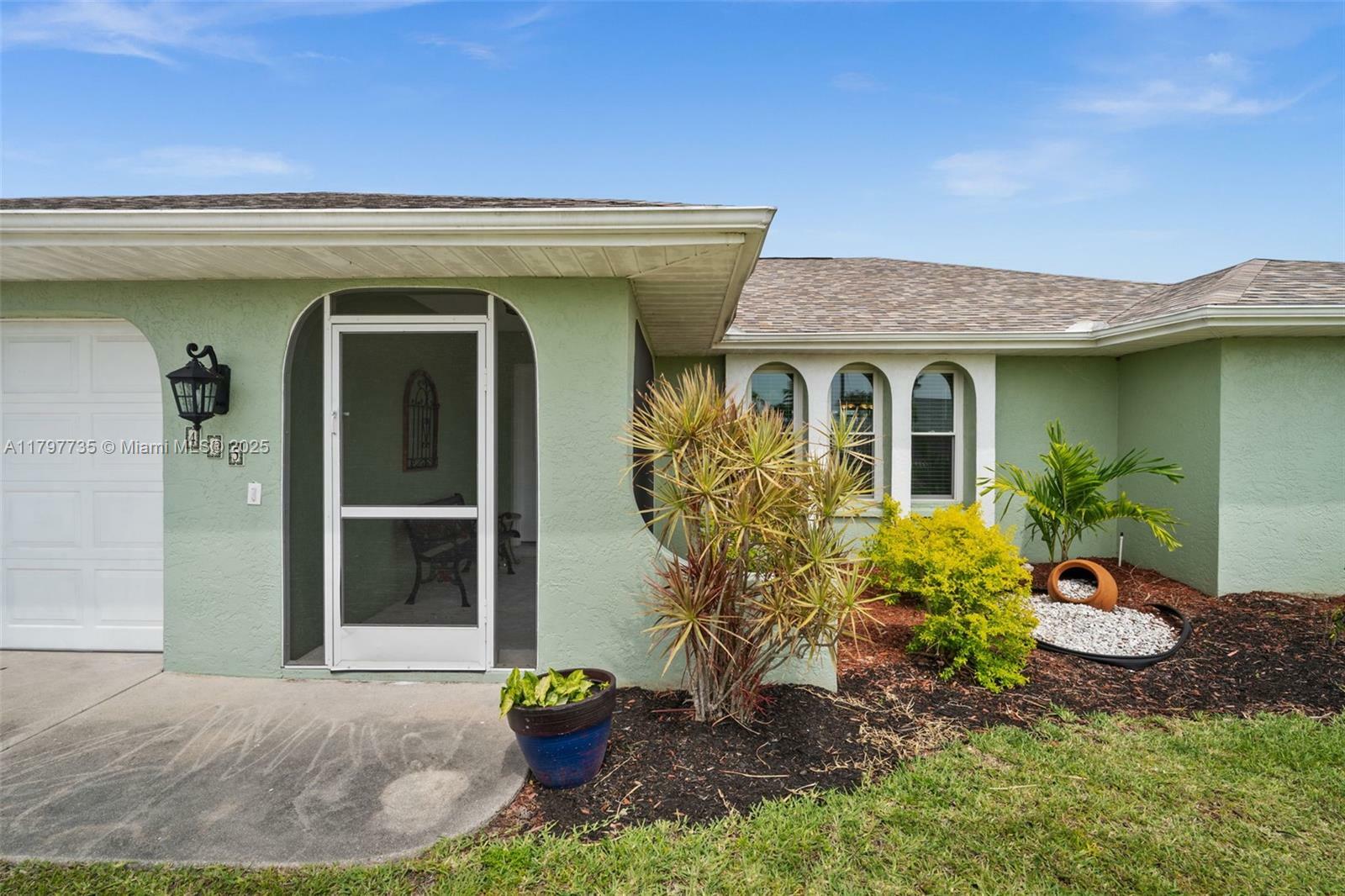 Property Photo: 415 SE 12th Ct FL 33990