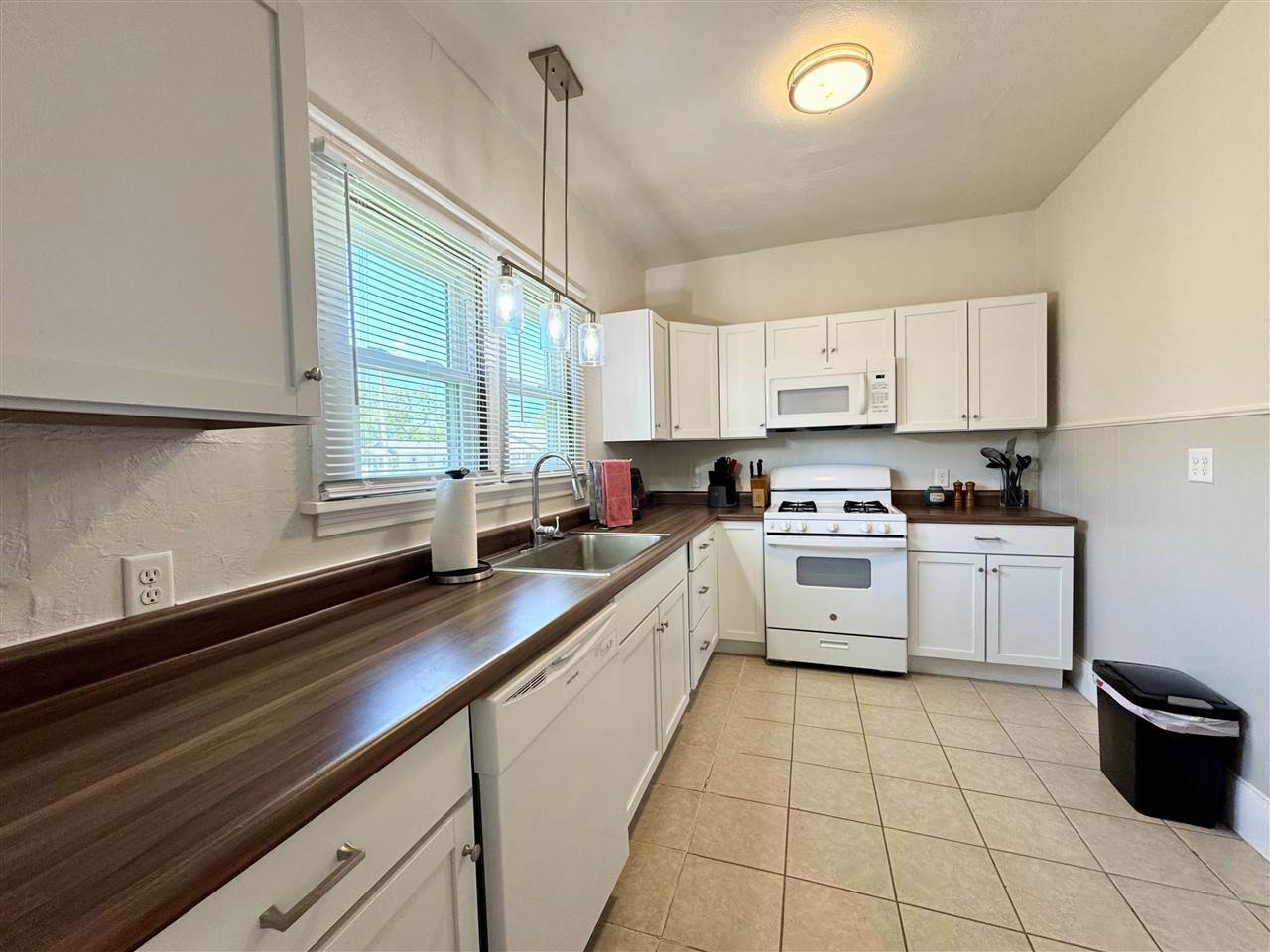 Property Photo: 929 E Walnut Street OK 74023