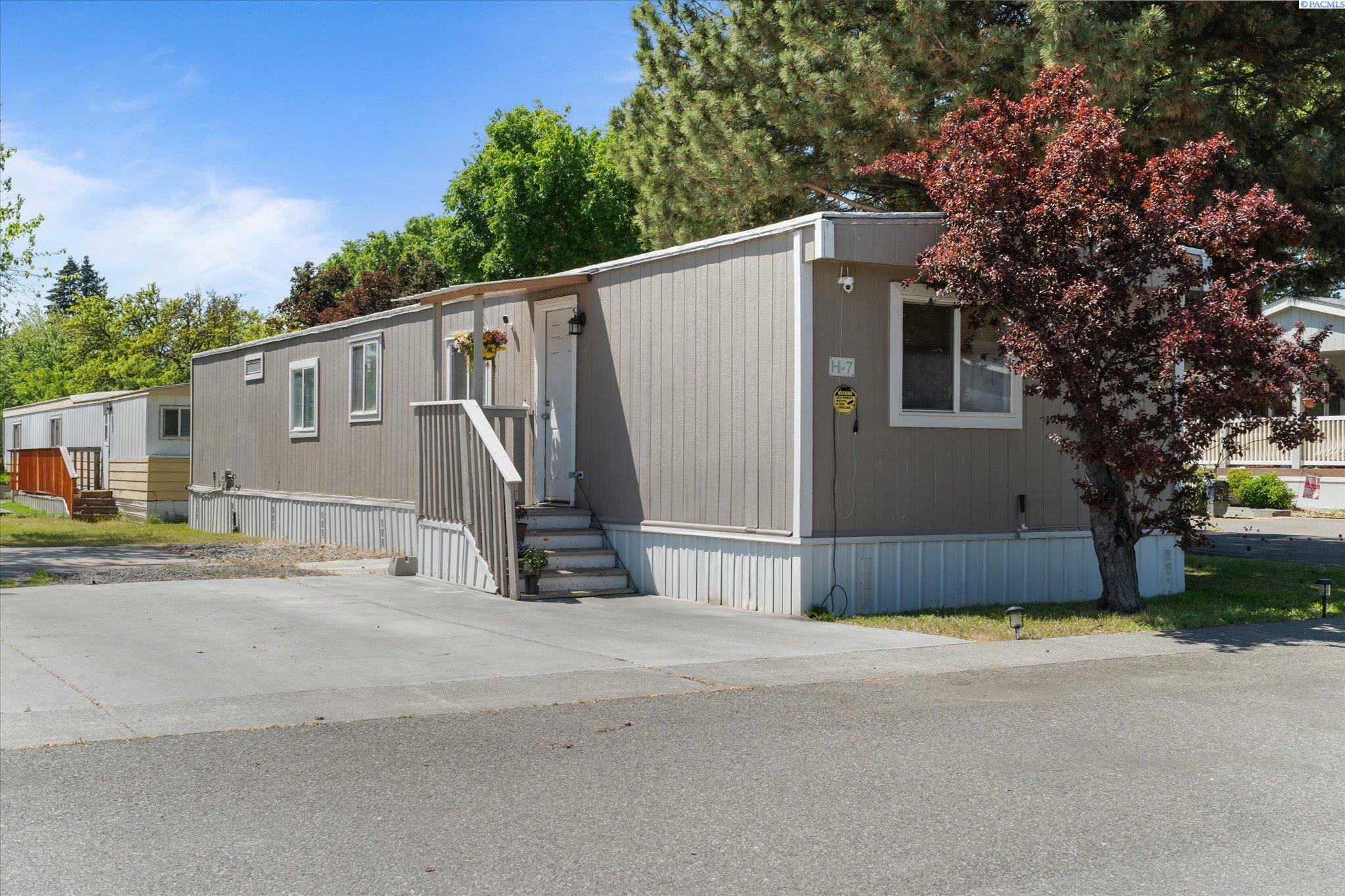 Property Photo: 2021 Mahan Ave #H7 H-7 WA 99352