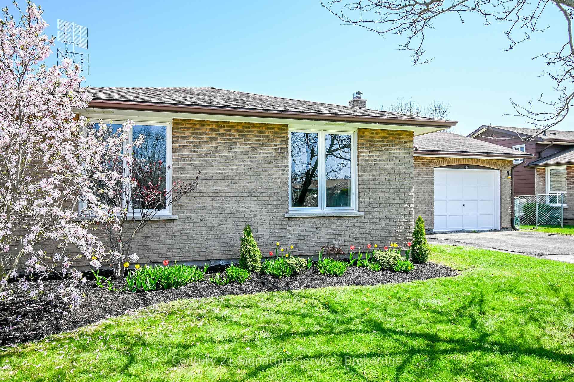 Photo de la propriété:  64 Elmvale Crescent  ON L3K 5X2 