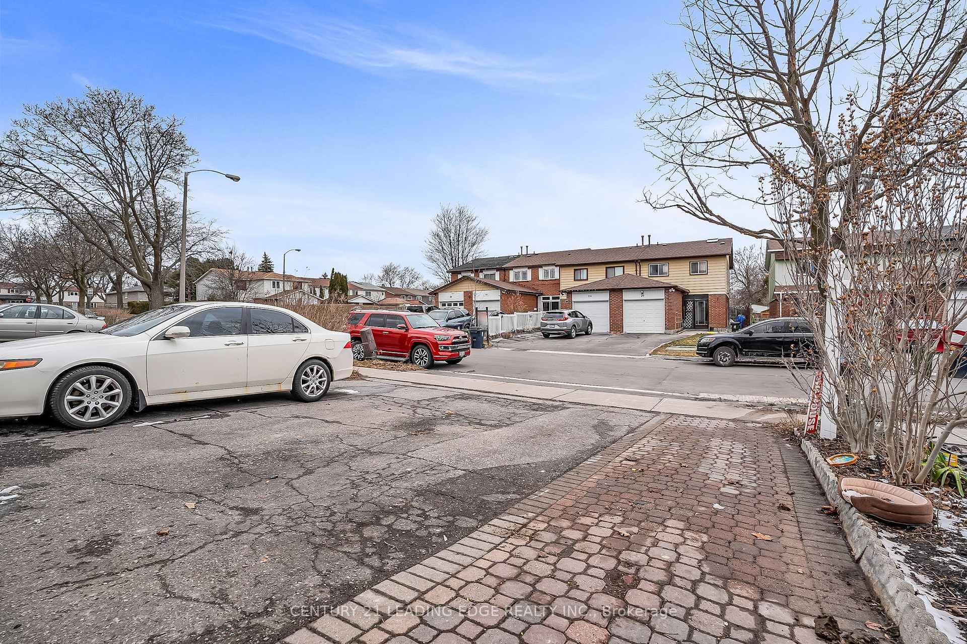 Photo de la propriété: 27 Bradstone Square ON M1B 1W1