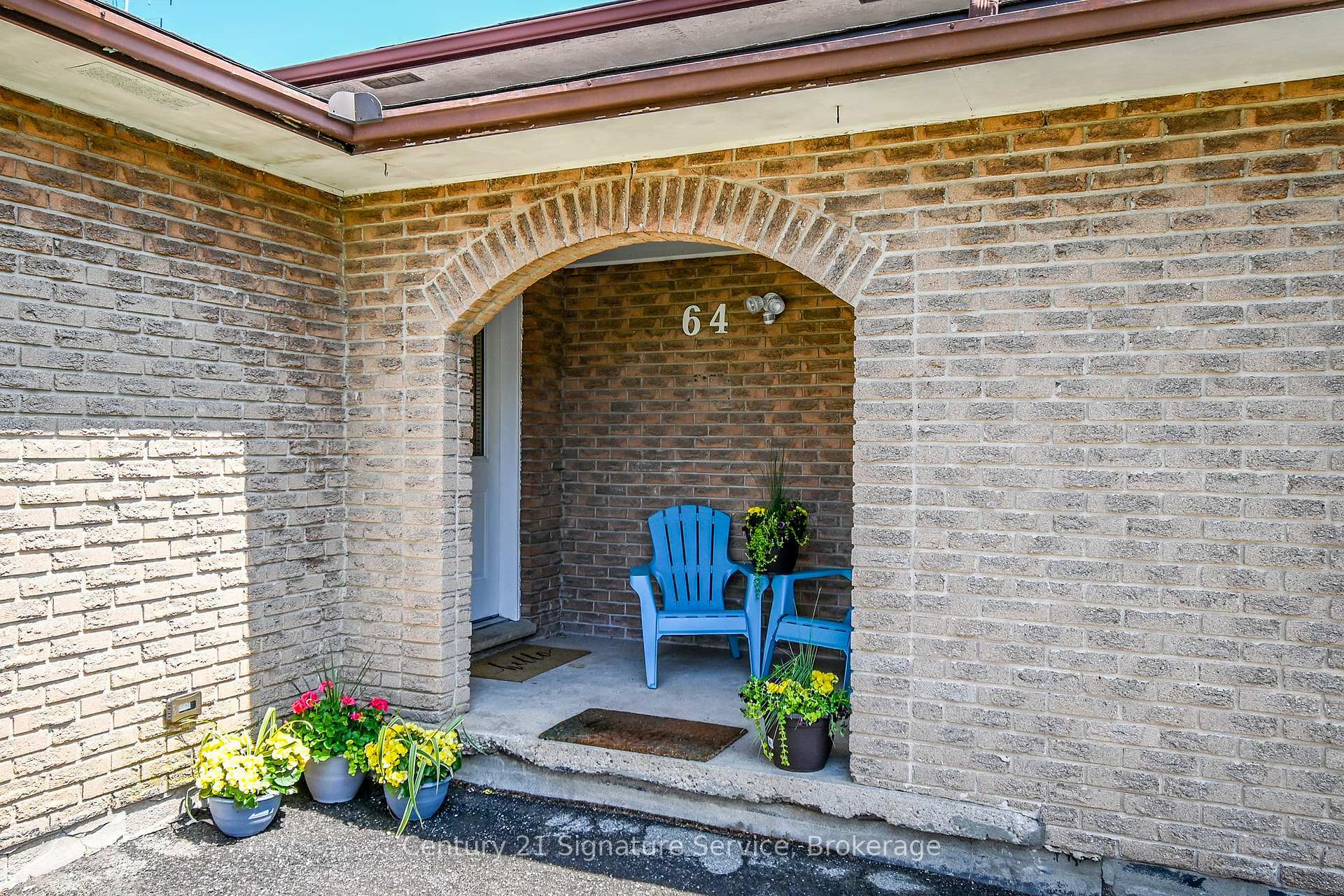 Property Photo: 64 Elmvale Crescent ON L3K 5X2