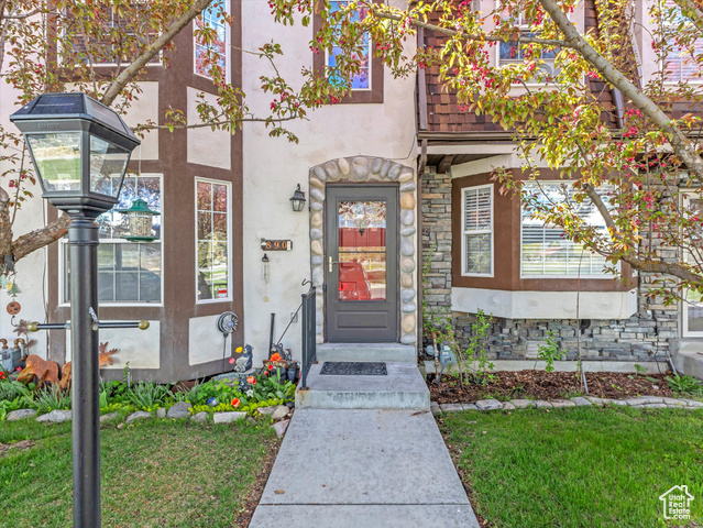 Property Photo: 890 E Hamlet Cir N UT 84049