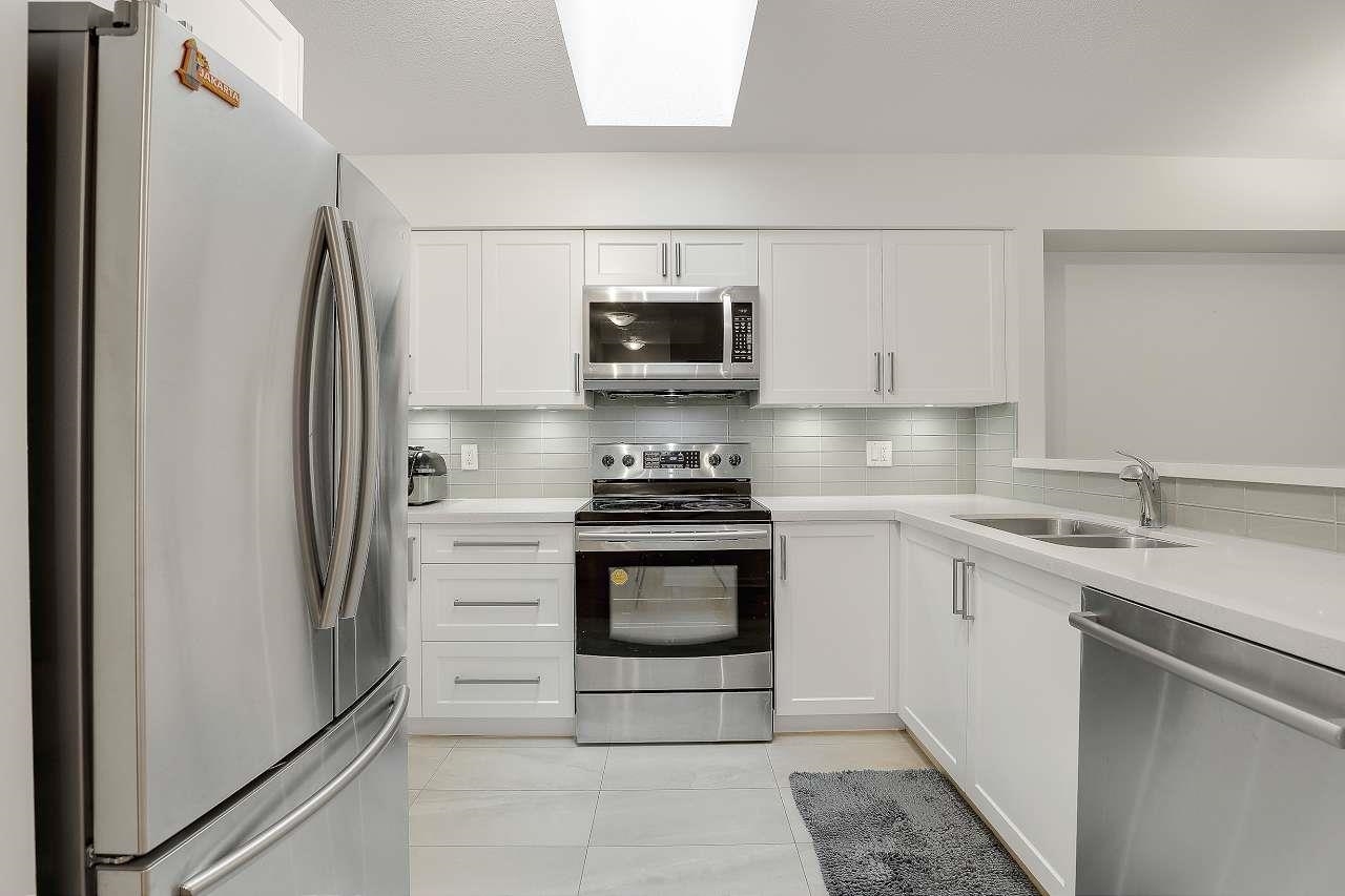 Property Photo: 7025 Stride Avenue Ph6a BC V3N 4Y1